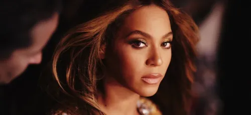 Beyoncé rend hommage à Mandela avec des tenues sensationnelles !...