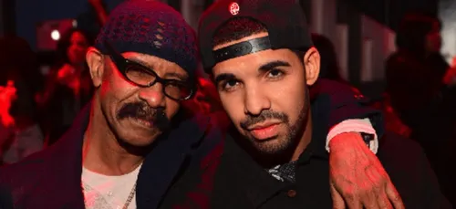 Drake : son père se fait tatouer son portrait sur le bras ! (Photos)