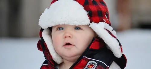 Un papa fait découvrir la neige à son bébé et c’est le drame ! (Vidéo)