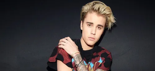 Justin Bieber s’affiche avec sa nouvelle conquête en allant à...