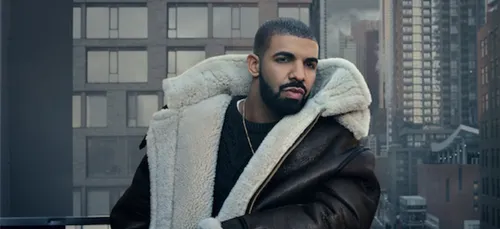 Drake partage une rare photo de lui torse nu et affole la toile...