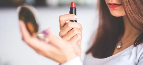 Les pires tendances « beauté » de l’année 2018 (Vidéos)