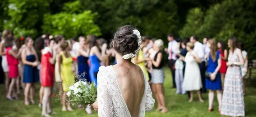Une mariée vire les invités venus avec leurs enfants à son mariage !
