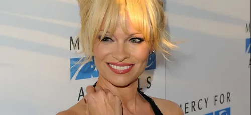 Pamela Anderson pose nue : un détail interpelle les internautes...