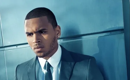 Chris Brown commercialise des t-shirts insultant la jeune femme qui...