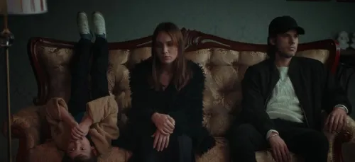 Orelsan dénonce l’hypocrisie de la société dans le clip "Tout va bien"