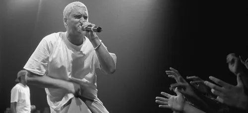 Pourquoi Eminem rend hommage à des rappeurs avec ses tee-shirts ?