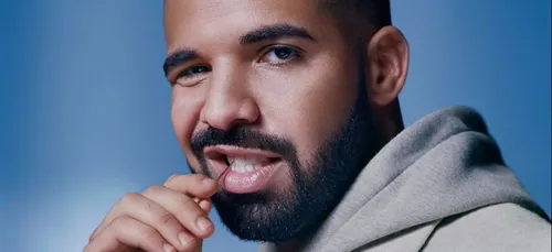 En plein concert, Drake sauve des fans d’une agression sexuelle !...