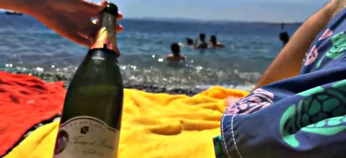 Une bouteille de Champagne à la mer.