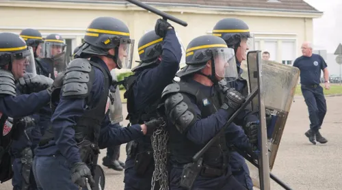 Des CRS délogés par des blattes