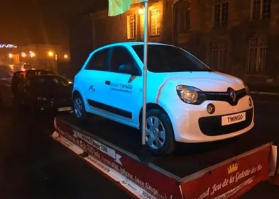 Une voiture dans la galette