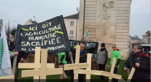 Des agriculteurs marnais devant la préfecture de la Marne