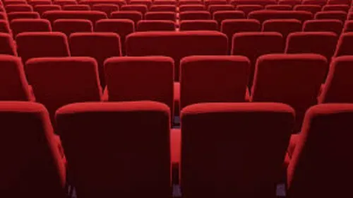 Des fauteuils de cinéma aux enchères