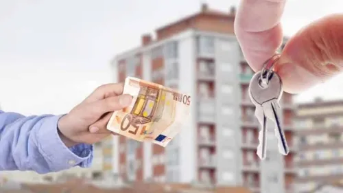 Il est accusé d'avoir gâché les vacances de plus de 130 familles