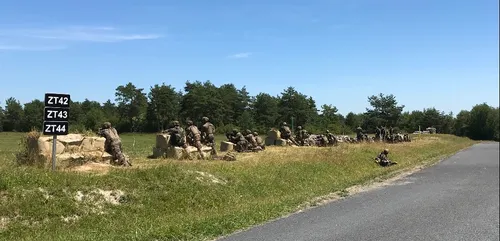 Les militaires en manœuvres à balles réelles à Suippes