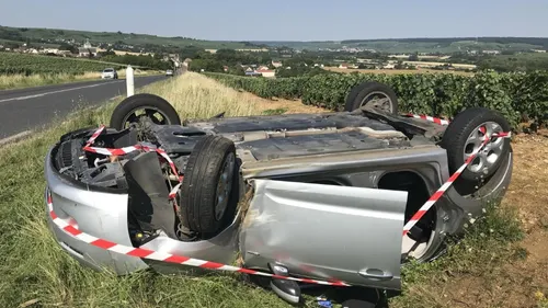 La voiture termine sur le toit