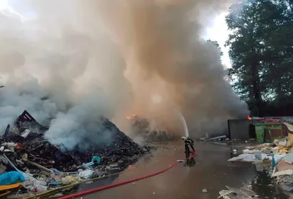 Violent incendie dans une usine de recyclage