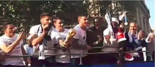 Avec les bleus sur les Champs