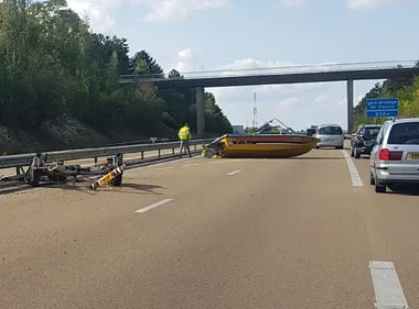 Il perd son bateau sur l'autoroute.