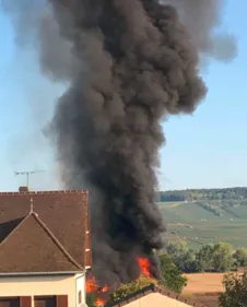 Un hangar détruit par les flammes à Troissy