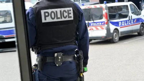 Un jeune homme se présente avec une arme devant un collège