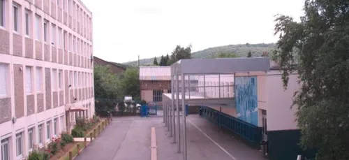 Des collégiens aperçoivent un homme pendu