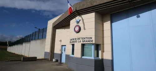 Un surveillant sauve un prisonnier qui se pendait.