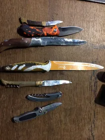 Il entre au tribunal avec 6 couteaux.