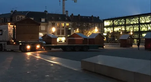 Noël s'installe progressivement au pied de la Cathédrale de Reims