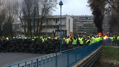 La préfecture des Ardennes totalement bloquée par les gilets jaunes