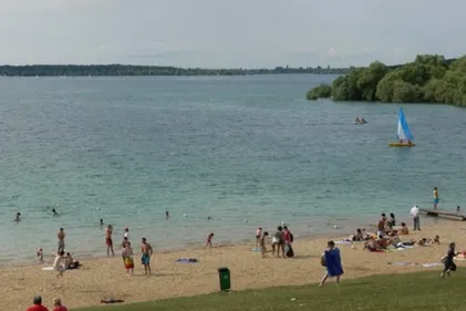 Une guinguette pour l'été au bord d'un lac Aubois.