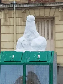 Un pénis de neige dans le centre de Reims