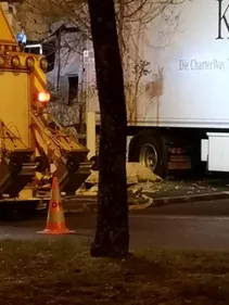 Le camion entre dans la maison