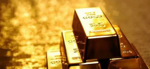 Il attend une livraison de vêtements, le facteur lui apporte des...