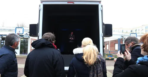 Des hologrammes dans des camions: concept de la France insoumise.