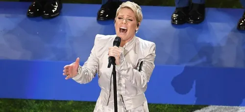 Pink reçoit une récompense en aluminium