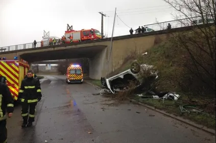 La voiture bascule d'un pont
