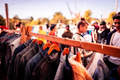 Une vente de vêtements au kilo