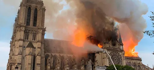 La cathédrale Notre Dame de Paris en feu
