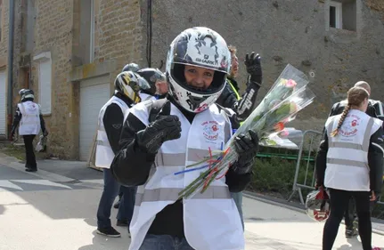 Les motards combattent le cancer, une rose à la main
