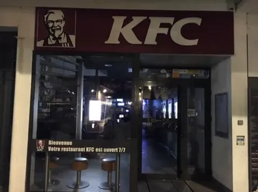 Un homme sort une arme en plein restaurant