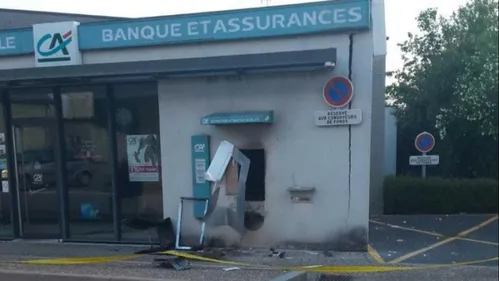 Un distributeur automatique arraché