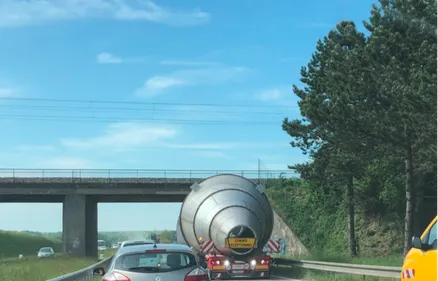 Un convoi exceptionnel bloqué par un pont