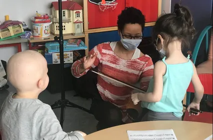 Pause musicale pour les enfants malades de l'hôpital américain de...