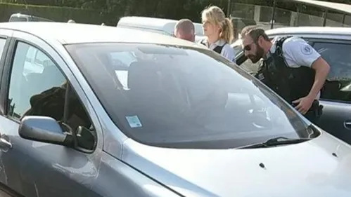 Un bébé seul dans une voiture en pleine canicule