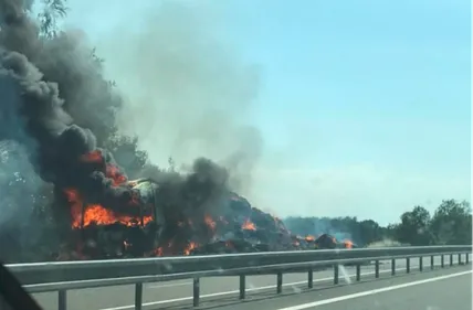 Camion en feu sur l'autoroute