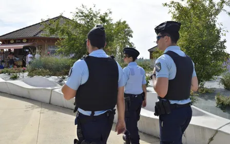 Il agresse son compagnon et part au supermarché