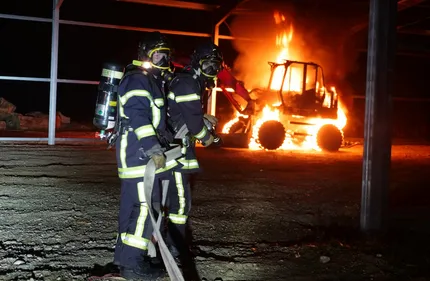 Une pelleteuse à Reims s'enflamme.