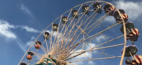Une grande roue pour la foire de Sedan