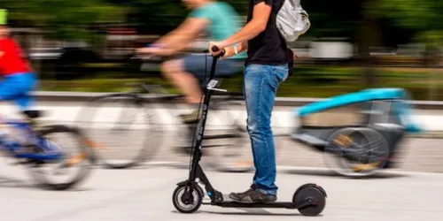 Une femme roulant à trottinette grièvement blessée